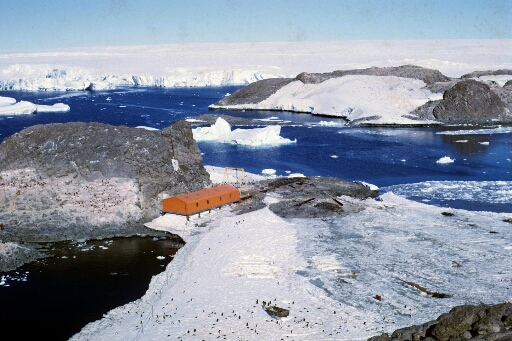 Le sud de l'île, le hall fusées, l'île Jean Rostand et le glacier de l'Astrolabe. Mer libre, petits icebergs.