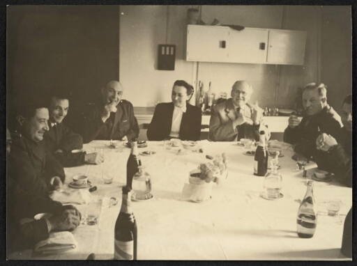Kerguelen. Réunis autour d'une table (salle à manger des militaires) quelques membres de la Mission de 1956 font un dîner d'adieu. 1957