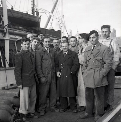 Les onze hommes de la mission 49 et le pilote Pierre Widlund (au centre) qui n'embarquera que l'année suivante.