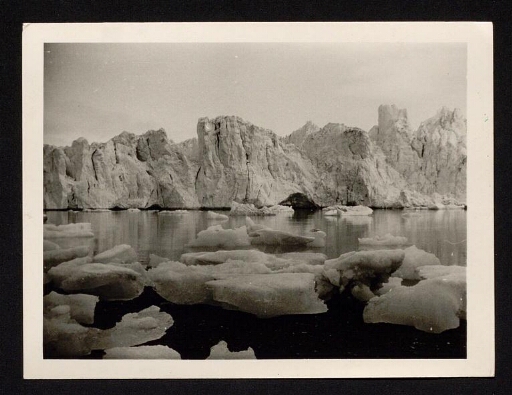 Morceaux de glace et glacier au Spitzberg- mission CNRS 1963