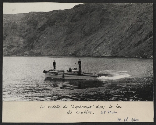 Deux hommes à bord de la vedette "Lapérouse" dans le lac du cratère