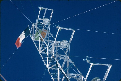 La tour de micrométéorologique, hauteur 24 m, érigée en trente heures par les trois hivernants.