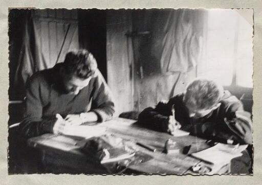 Deux hommes qui travaillent dans la cabane Blomstrandhalvøya, à London