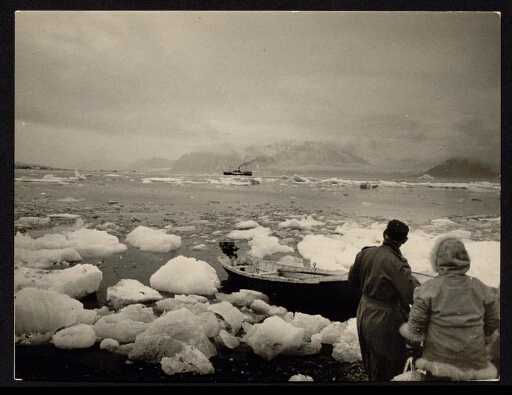 Deux hommes qui regardent un navire sur un fjord au Spitzberg- mission CNRS 1963