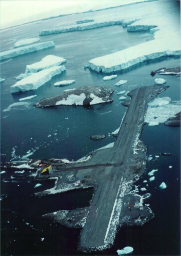 La piste du Lion vu selon l'axe sud-est. A gauche l'île Claude Bernard et à l'arrière plan, le glacier de l'Astrolabe.