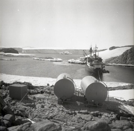 Le Thala Dan amarré aux îles des Pétrels et Jean Rostand. Au premier plan deux cuves de 50 m3 de gasoil.