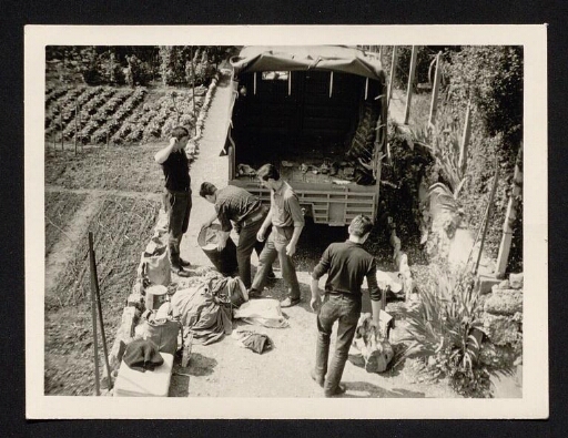 Préparatif de l'expédition au Spitzberg de 1963 à Caluire; chargement du camion - mission CNRS 1963 vue 4