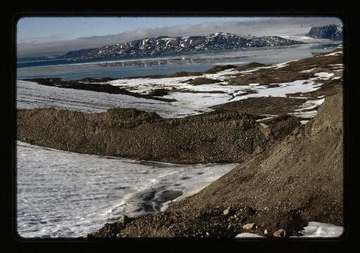 Vue sur le sol enneigé et le fjord - mission CNRS 1966 - vue 4