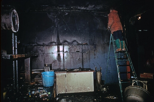 Le bâtiment séjour ravagé par un incendie le 23.07.1973. Remise en état par les hivernants : la cuisine.