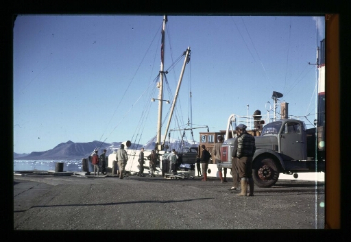 Déchargement du matériel au port de Tromsø - mission CNRS 1966