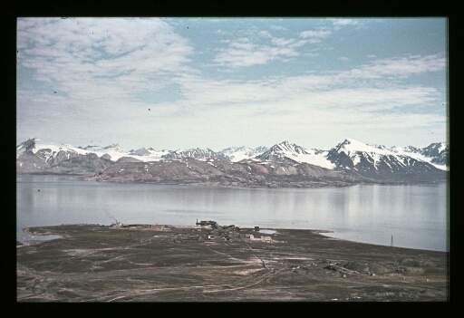 Vue en hauteur, d'un village, d'un fjord et des montagnes - mission CNRS 1966