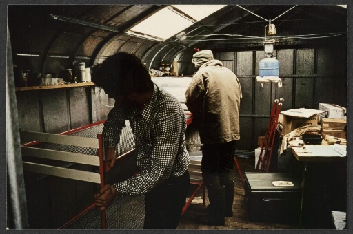Ile de l'Est, installation campagne ORNITHO 70/71 : deux hommes montent un lit superposé.