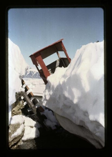 Toilette effondrée au-dessus d'une rivière - mission CNRS 1965