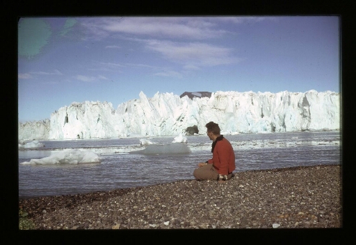 Jean Corbel, assis devant le front du glacier du Roi - mission CNRS 1963