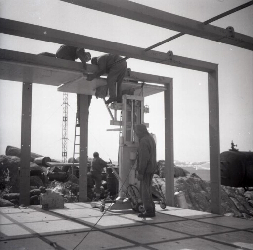 Construction de la nouvelle centrale : pose des panneaux de couverture sur la charpente métallique.