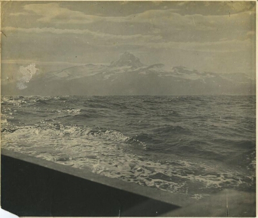 Vue sur le Mont Ross depuis la mer