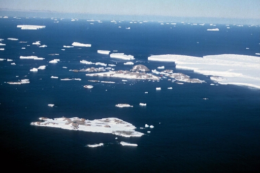 Survol de l'archipel : l'île du Gouverneur puis les autres 'îles autour des Pétrels. le glacier de l'Astrolabe. Dans le détroit Pétrels-Rostand le Polarbjorn.