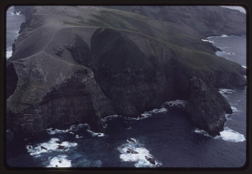 Vue aérienne d'une falaise côtière de l'île. Diapo 3