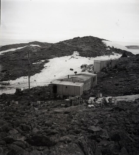 La petite base en voie d'achèvement, construite sur l'île des Pétrels pour sept hivernants après l'incendie de Port-Martin.