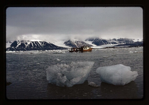Vue du navire Kongsbre sur le fjord où flottent des glaces - mission CNRS 1965