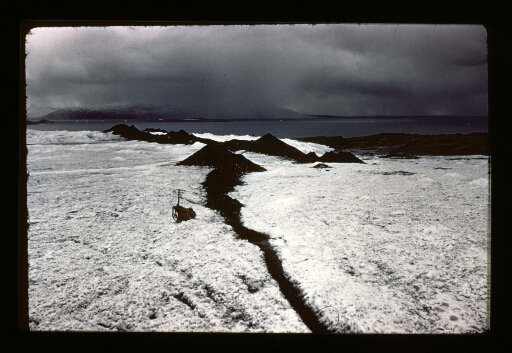 Sur le glacier du Roi - mission CNRS 1963 - vue 1