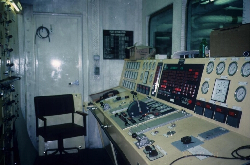 Le pupitre de contrôle de la salle des machines de l'Astrolabe à quai au Havre.