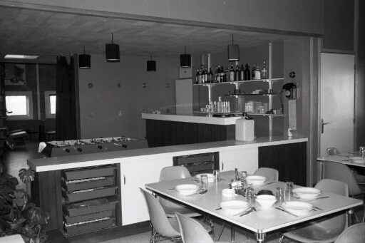Dans le bâtiment séjour( n° 31), une table du restaurant, le bar et au fond le salon-bibliothèque.