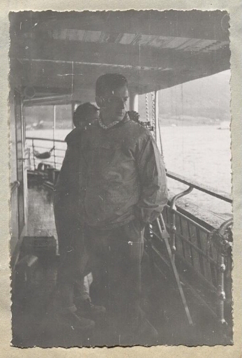Michel Desorbay et son cinéaste sur le quai du navire Lyngen