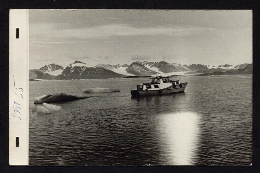 Navire sur le fjord - mission du CNRS 1965