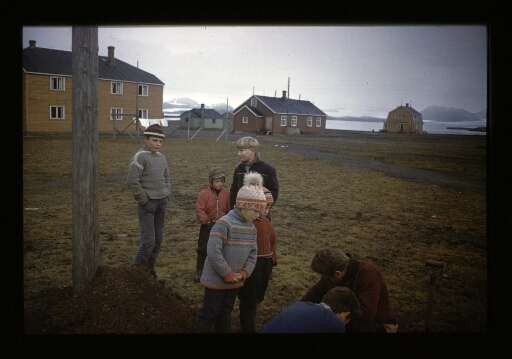 Ny-Ålesund - groupe d'enfants - mission CNRS 1963 _ vue 1