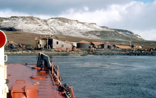Port Jeanne d'Arc, ancienne station baleinière franco-norvégienne. Vue depuis le chaland.