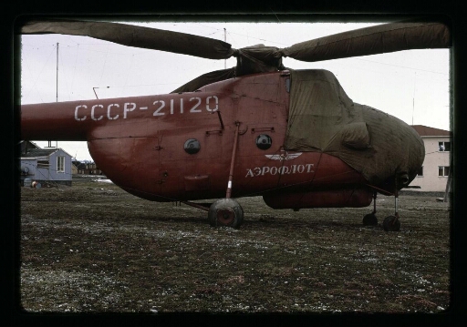 Visite des Russes par hélicoptère à la base Corbel- mission CNRS 1965 - vue 2