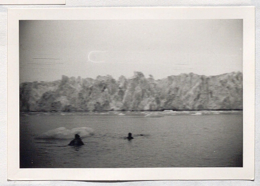 Deux plongeurs qui nage vers un glacier
