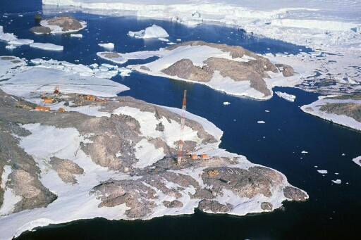 Survol du sud de l'île des Pétrels. Le pylône du sondeur ionosphérique, les îles Lamarck et Jean Rostand. L'Astrolabe en arrière plan.