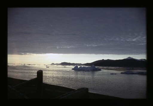 Vue de la côte depuis le navire Lyngen - mission CNRS 1965 - vue 2