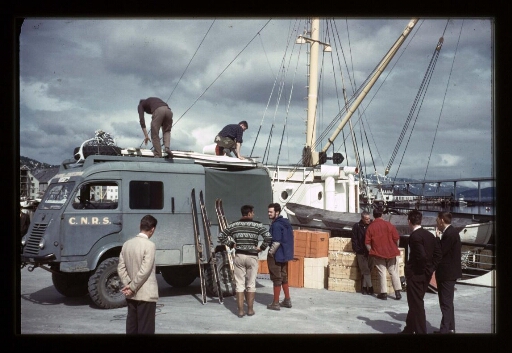 Embarquement du materiel sur le port de Tromsø  - mission CNRS 1965 - vue 2