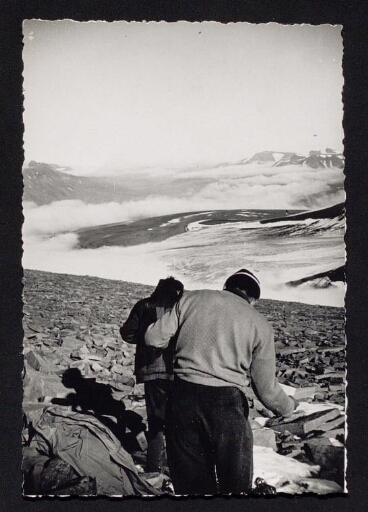 Deux hommes au sommet Nordenskröld - vue nord