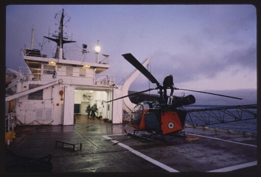 Hélicoptère posé sur le pont d'un navire (Marion Dufresne ?)