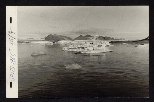 Les plongeurs près d'un petit iceberg - mission du CNRS 1965 - vue2