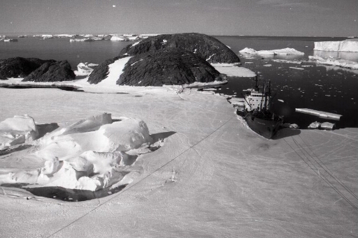 Le Thala Dan accosté à la banquise de la baie du Pré. Les îles Buffon et Claude Bernard. Mer libre et icebergs.