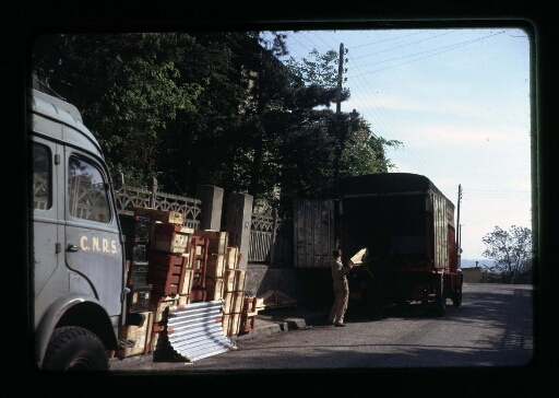 Préparatifs à Caluire - camions allée Cl, Dumond - hommes qui s'affairent autour d'un camion - mission CNRS 1964 - vue 1