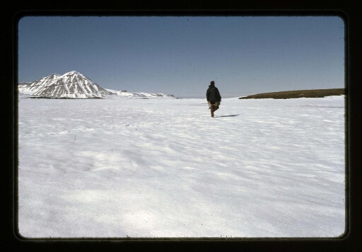 Un homme qui marche sur la neige près de la base Corbel - mission CNRS 1965 -vue 2
