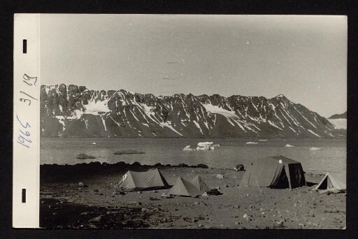 Campement en bord de fjord au Spitzberg  - mission CNRS 1965