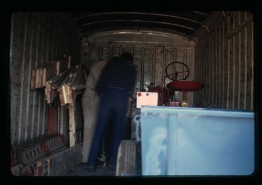 Préparatifs à Caluire - intérieur  du camion - mission CNRS 1964