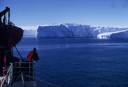 Le Thala Dan navigue dans une mer libre à proximité de grands icebergs tabulaires.