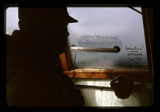 Un homme à l'intérieur du navire Kongsbre - mission CNRS 1966