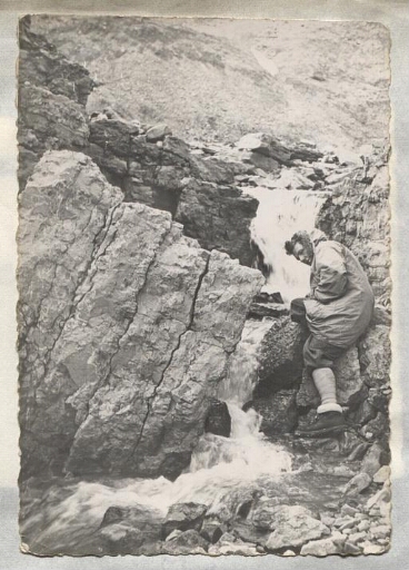 Jean Corbel sur les bord d'un torrent au pied de Scheteligfjellet