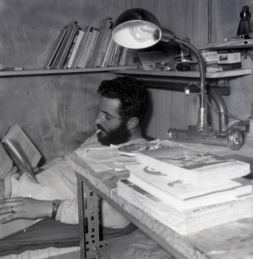 Le technicien "ionosphère", Jean-Marie De Souza-Maquin, se repose dans son coin labo du bâtment n°3.
