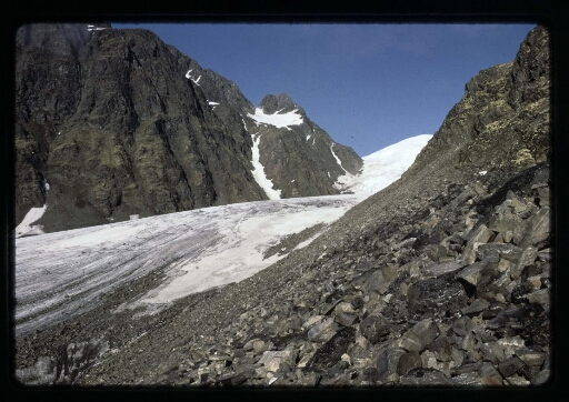 Vue sur une partie du glacier près du sommet de montagnes - mission CNRS 1965