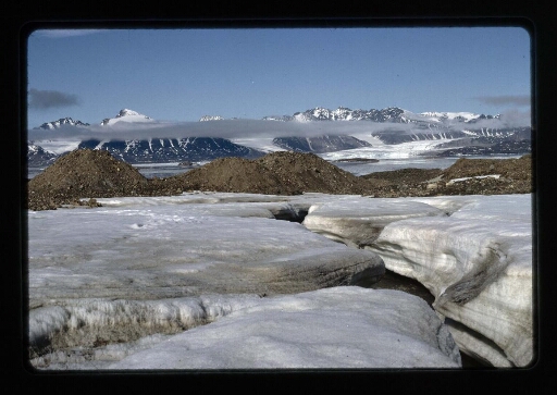 Vue sur le paysage glacé du Spitzberg- mission CNRS 1966